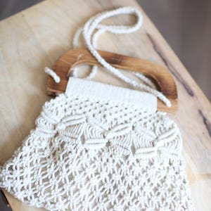 Bolso de festival vintage Ernest de madera en macramé color crema con billetera