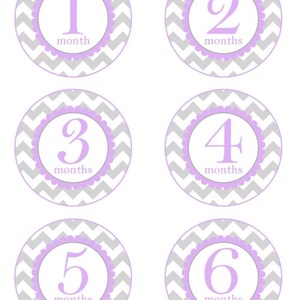 Sofortiger Download - Baby Monat zu Monat Aufkleber, monatliche Geburtstagsaufkleber für Baby, Chevron Photo Prop Geburtstagsaufkleber, Chevron, Lavendel