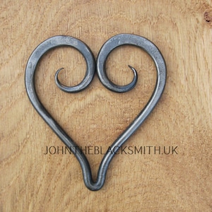 Corazón de amor de hierro forjado a mano para él y para ella, de hierro pulido rústico, para aniversario, boda o San Valentín, hecho a mano en el Reino Unido, acabado de hierro natural.