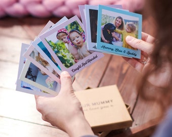 Puede incluir: Un conjunto de seis tarjetas de fotos coloridas con imágenes de una familia. Las tarjetas tienen leyendas escritas a mano, incluyendo "Mummy, Elsie & Buddy" y "Caught Red Handed".