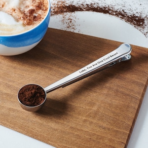 Personalised Coffee Scoop and Clip - Engraved Coffee Measuring Spoon - Custom Coffee Lover&#39;s Gift - Coffee Bag Clip