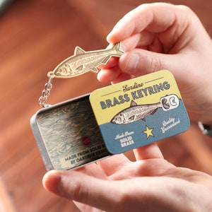 Portachiavi in ottone massiccio a forma di pesce sardina in latta - Regalo originale per gli amanti dei pesci, portachiavi con gettone unico