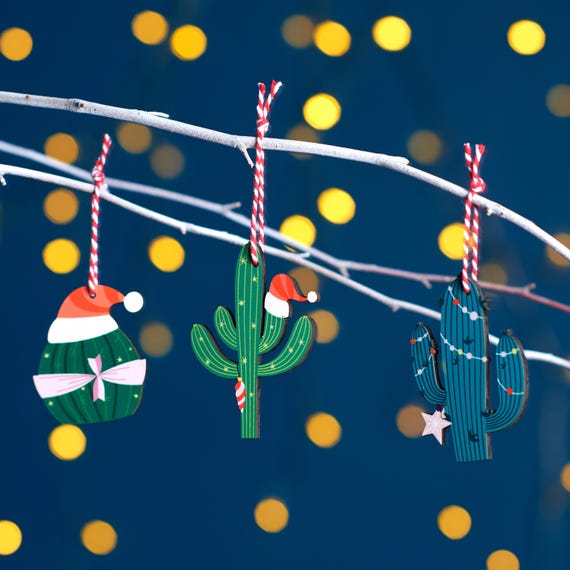 Ornamento Di Natale A Forma Di Cactus In Acrilico - Decorazione Albero Con Nastro Beige, Regalo Per Amanti Dei Cactus, Altezza 9 Cm - 2