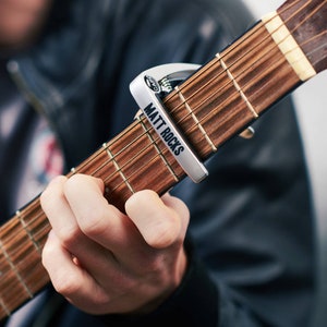 Personalisierte Gitarrenkapo aus Metall Bild 1