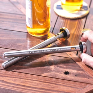 Pode incluir: Dois tamp&otilde;es de garrafa prateados com uma inscri&ccedil;&atilde;o personalizada que diz "Sam, voc&ecirc; &eacute; o mais legal!"