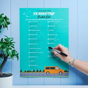 Puede incluir: Un póster turquesa titulado "UK Road Trip Bucket List" de Luca Martin's. El póster presenta una lista de viajes por carretera con casillas de verificación, una ilustración de furgoneta amarilla y texto. Se ve una mano con un rotulador negro marcando una casilla.