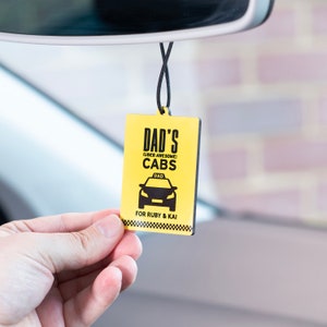 パーソナライズされた「Dad's Cabs」吊り下げ式車飾り - タクシー運転手へのカスタムギフト、ユーモラスな車用オーナメント