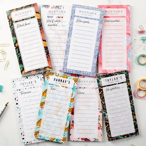Op de afbeelding: Een set van acht to-do-lijstjes met verschillende ontwerpen. De ontwerpen omvatten zwarte bloemen, rood en wit marmer, blauwe stippen, roze marmer, terrazzo, tijger, rozen en inktvlekken. Elk to-do-lijstje heeft een titel die "Hannah's to do list" of "Taylor's to do list" zegt.