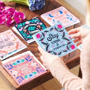 Conjunto de seis cartões de felicitações positivos e felizes