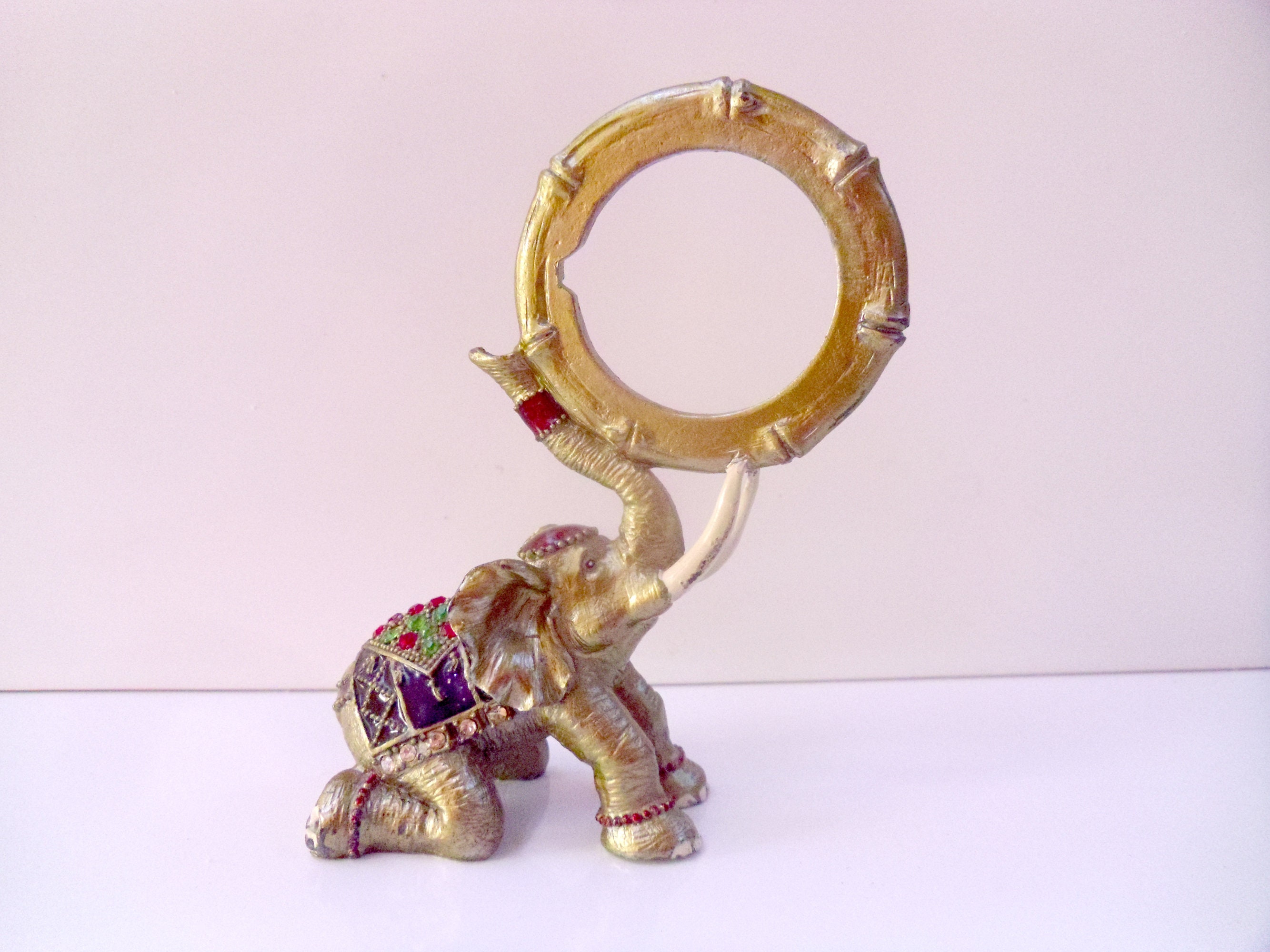 Feng Shui Éléphant. Éléphant Indien avec Un Tronc Augmenté Retenant Cadre Rond d'image. Métal Blanc 