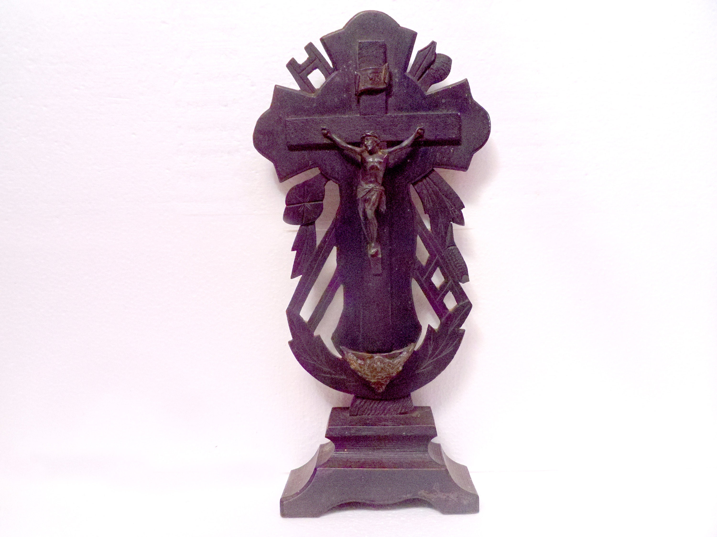 Crucifix en Bois Noir avec Stoup d'eau Bénite.