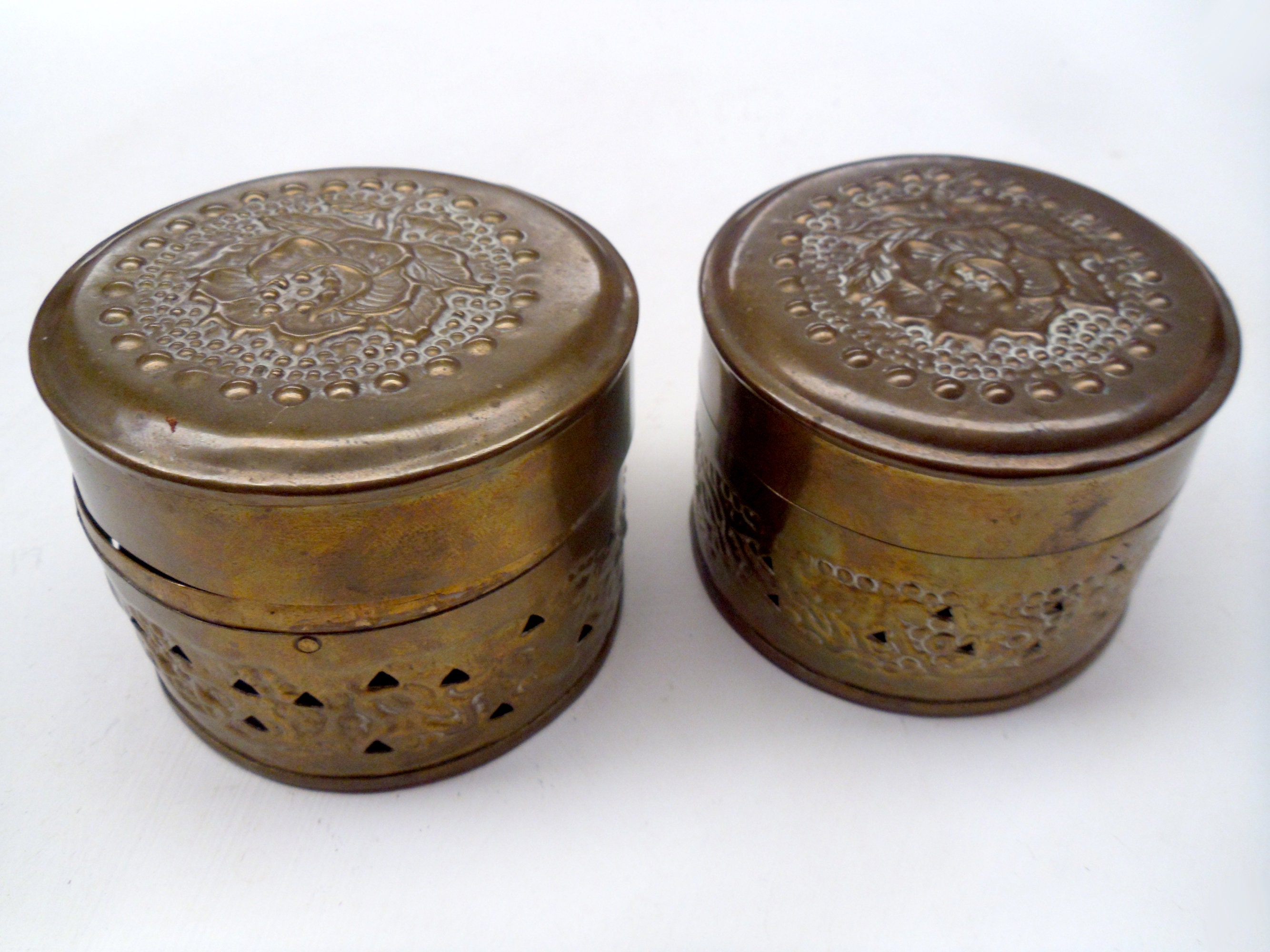 Boîte Ronde en Laiton avec Couvercle Articulé Des Motifs de Fleurs Gaufrés et Percés.