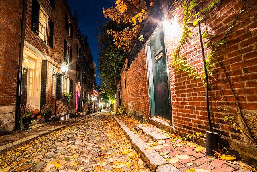 Acorn Street at night, in Beacon Hill, Boston, Massachusetts Stock Photo -  Alamy