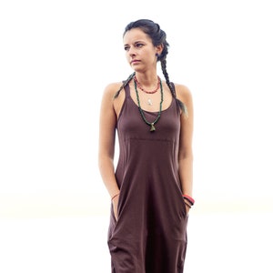 Muted Bordo Cotton Romper: Handgemachter Jumpsuit mit tiefem Schritt