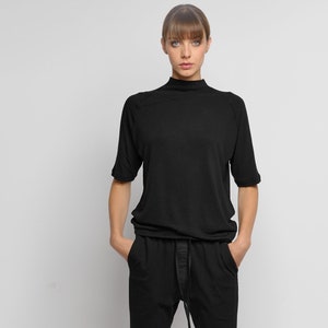 Svart topp med hög halsringning, minimalistisk blus med halv ärm, stickad topp för kvinnor, löst sittande topp, kapselgarderobsplagg