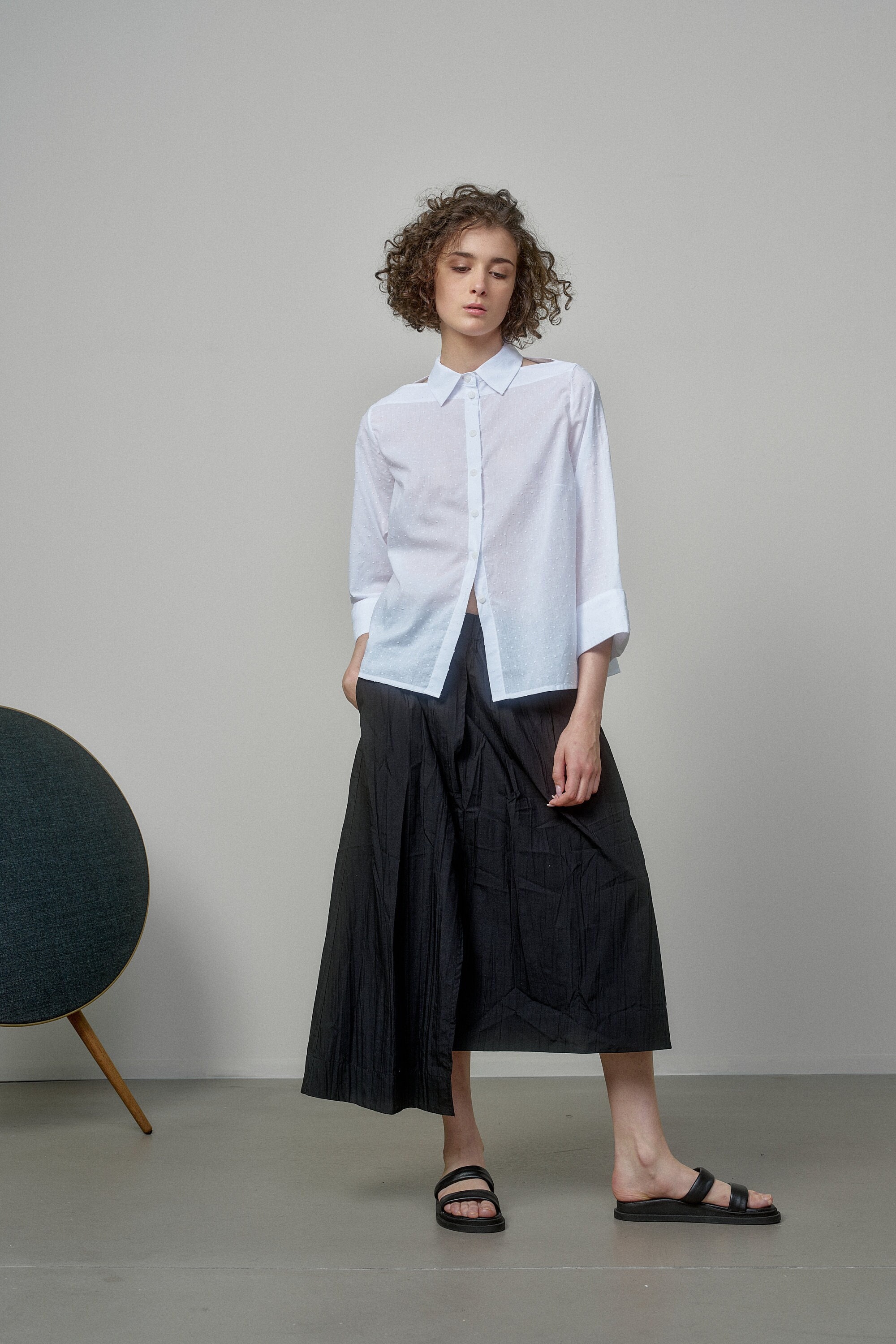 White Cotton Shirt with Open Shoulders and Roll-Up Sleeves AryaSense / SHOS24WT