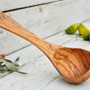 Louche En Bois D'Olivier Massif 25 Cm – Grain Unique & Authentique – Fabriquée à La Main En Allemagne