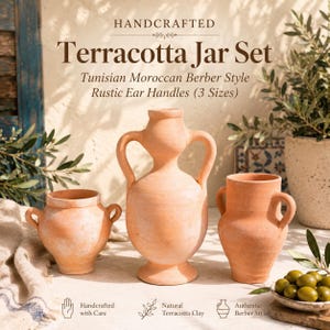 Puede incluir: Un conjunto de tres jarras de terracota con asas rústicas. Las jarras son de diferentes tamaños y tienen un tono natural y terroso. El texto de la imagen dice "Terracotta Jar Set" y "Tunisian Moroccan Berber Style".