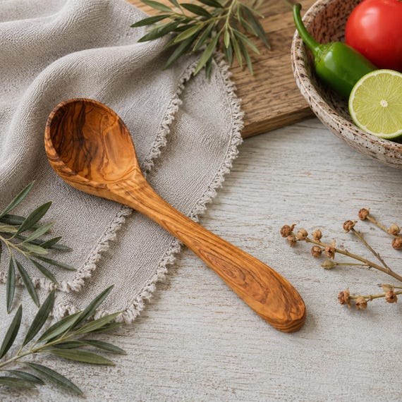 Schöpfkelle aus Olivenholz | Suppenkelle aus Holz | Rustikaler Kochlöffel | Natürliches Küchenutensil | Geschenkidee für die Landhausküche