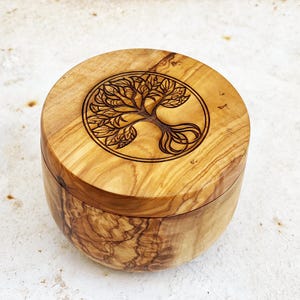 Pot à sel en bois d'olivier : gravure d'arbre de vie - Design artisanal, couvercle magnétique, accessoire de cuisine hygiénique