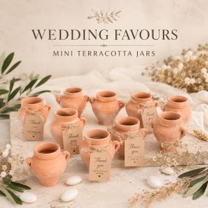 Puede incluir: Pequeños tarros de terracota con asas, dispuestos como recuerdos de boda. Cada tarro tiene una etiqueta con "Thank you". Los tarros están atados con hilo. El texto "Wedding Favours" y "Mini Terracotta Jars" se muestra en la imagen.