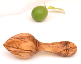 Spremiagrumi in legno d'ulivo: spremiagrumi manuale, impugnatura ergonomica, finitura naturale.