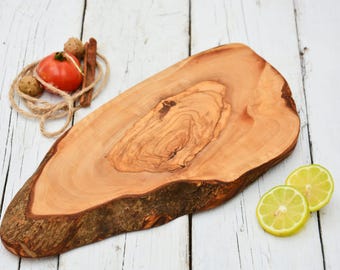 Tagliere in legno d'ulivo: tagliere per formaggi con bordo naturale, accessorio rustico da cucina (30 cm)