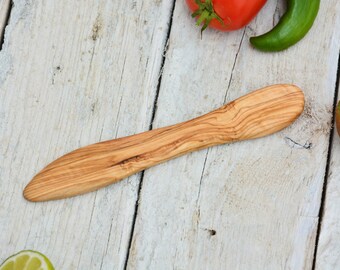Cuchillo untador de madera de olivo hecho a mano, 18 cm de largo, acabado natural apto para alimentos.