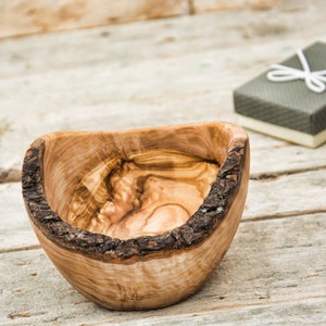 Table de cuisine rustique en bois d'olivier, bol arrondi, cadeau de décoration de table de mariage rustique / bol en écorce de bois naturel image 2