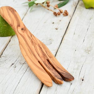 Serveringsgaffel i olivträ: Naturligt repfritt köksredskap (23 cm)