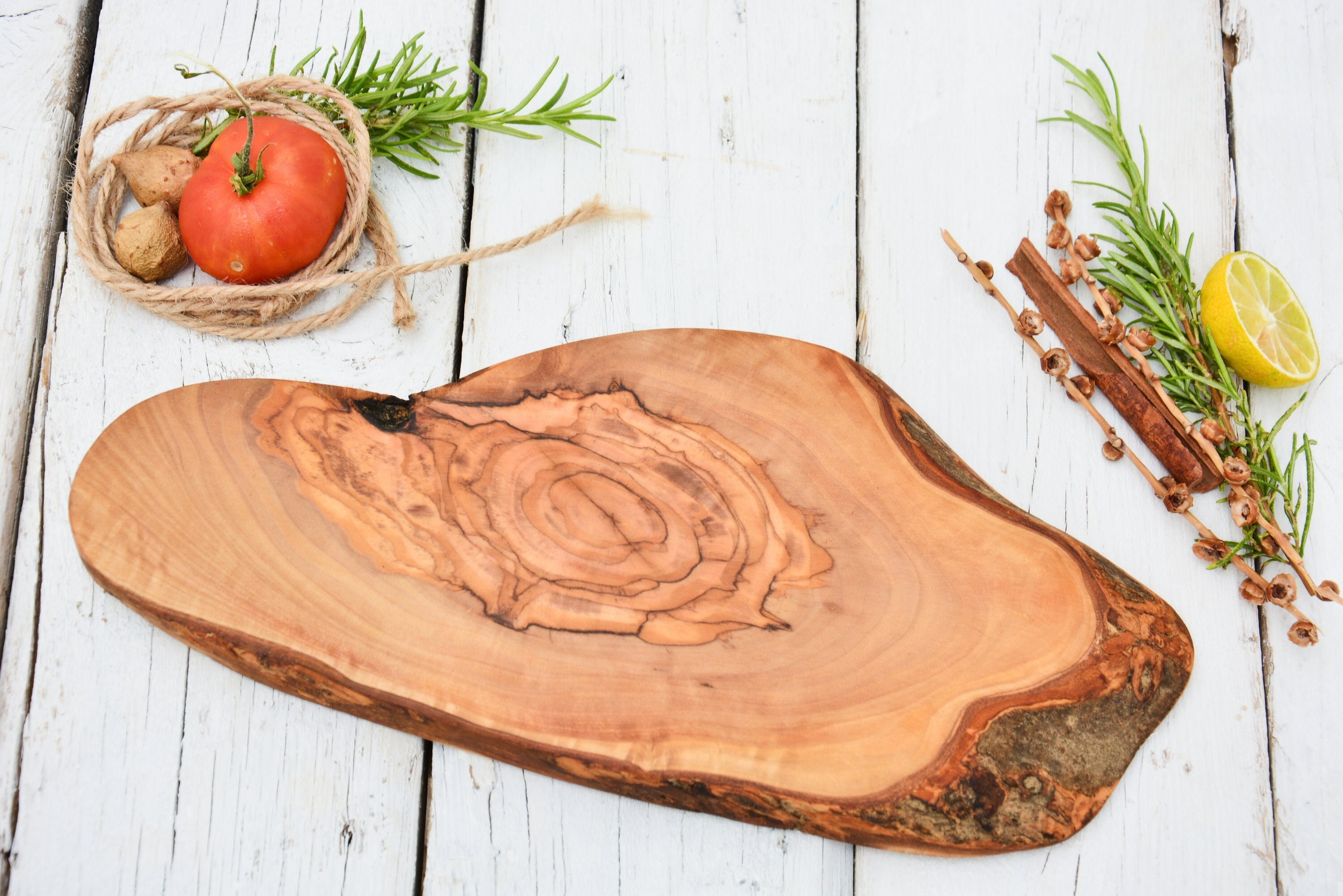 planche à découper rustique en bois avec bords naturels 10, 8 x 4, 7 pouces, planche fromage d'olivier, cadeau de mariage 38