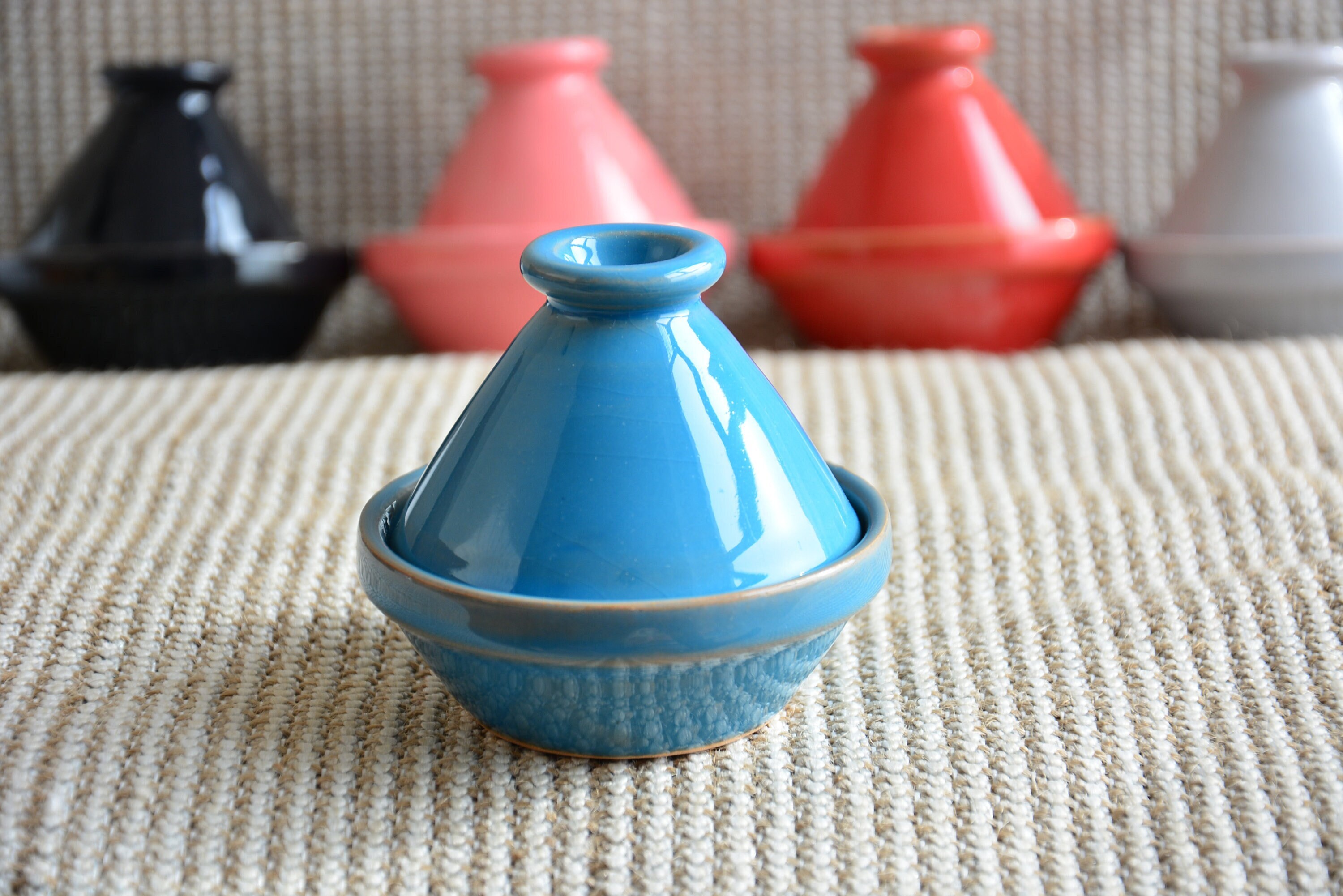 tajine en céramique bleu ciel argile, tajine minimaliste de style marocain sans plomb, porte-épices