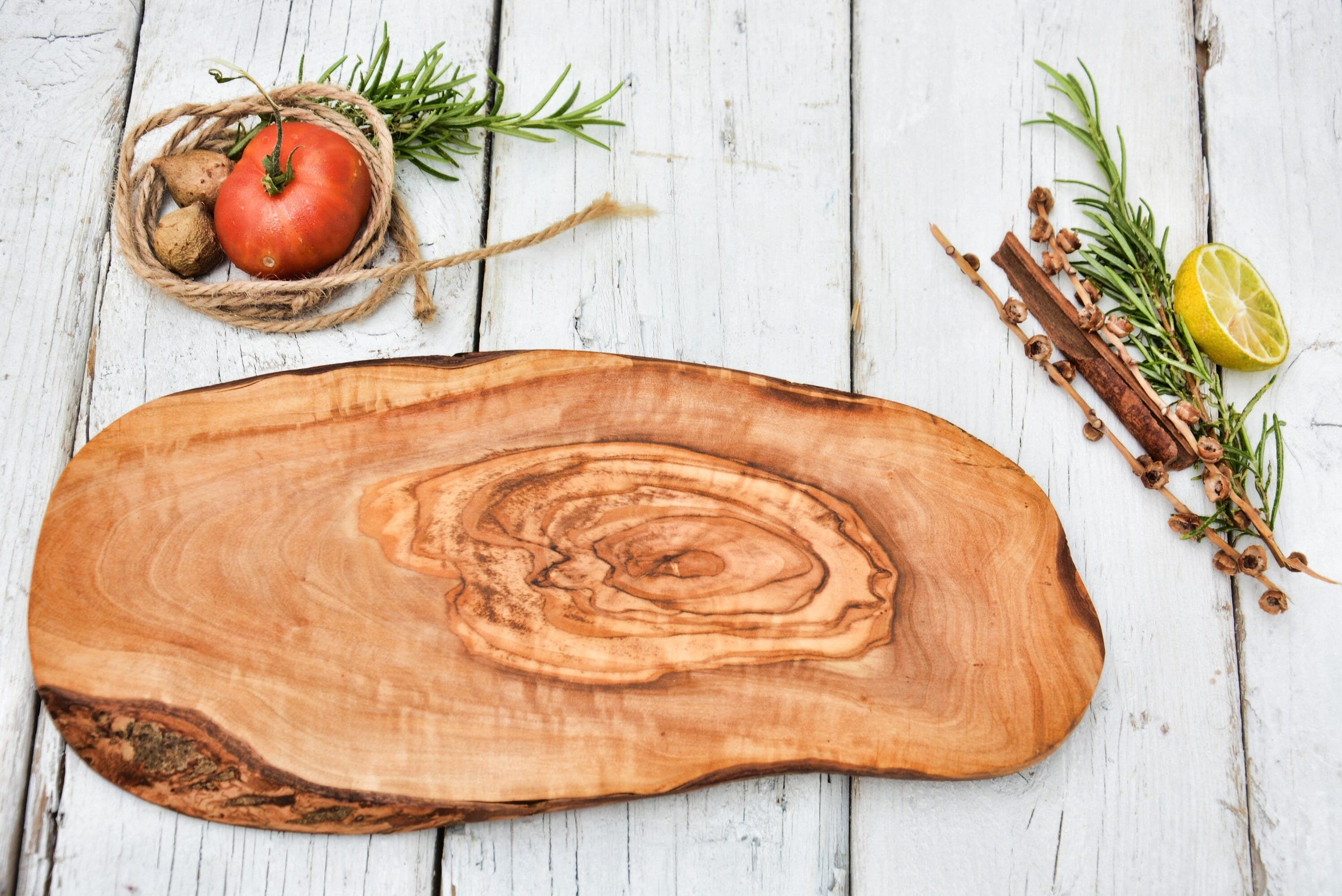 planche à découper en bois d'olivier rustique avec monogramme personnalisé 10, 8 pouces x 5 pouces, planche fromage et pain bois, cadeau de