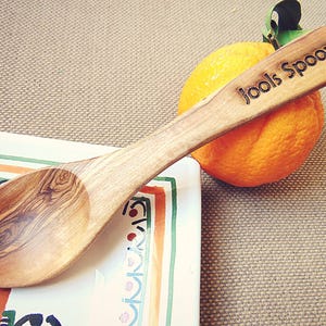 Rustikaler Esslöffel aus Holz / Kochlöffel aus Olivenholz Utensilo / Servierlöffel aus Holz, Geschenk für Mama unter 10 Dollar, Weihnachtsgeschenk