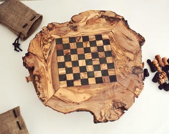 Schaakspel van olijfhout: rustiek schaakbord met natuurlijke rand, schaakstukken (28 cm x 28 cm)