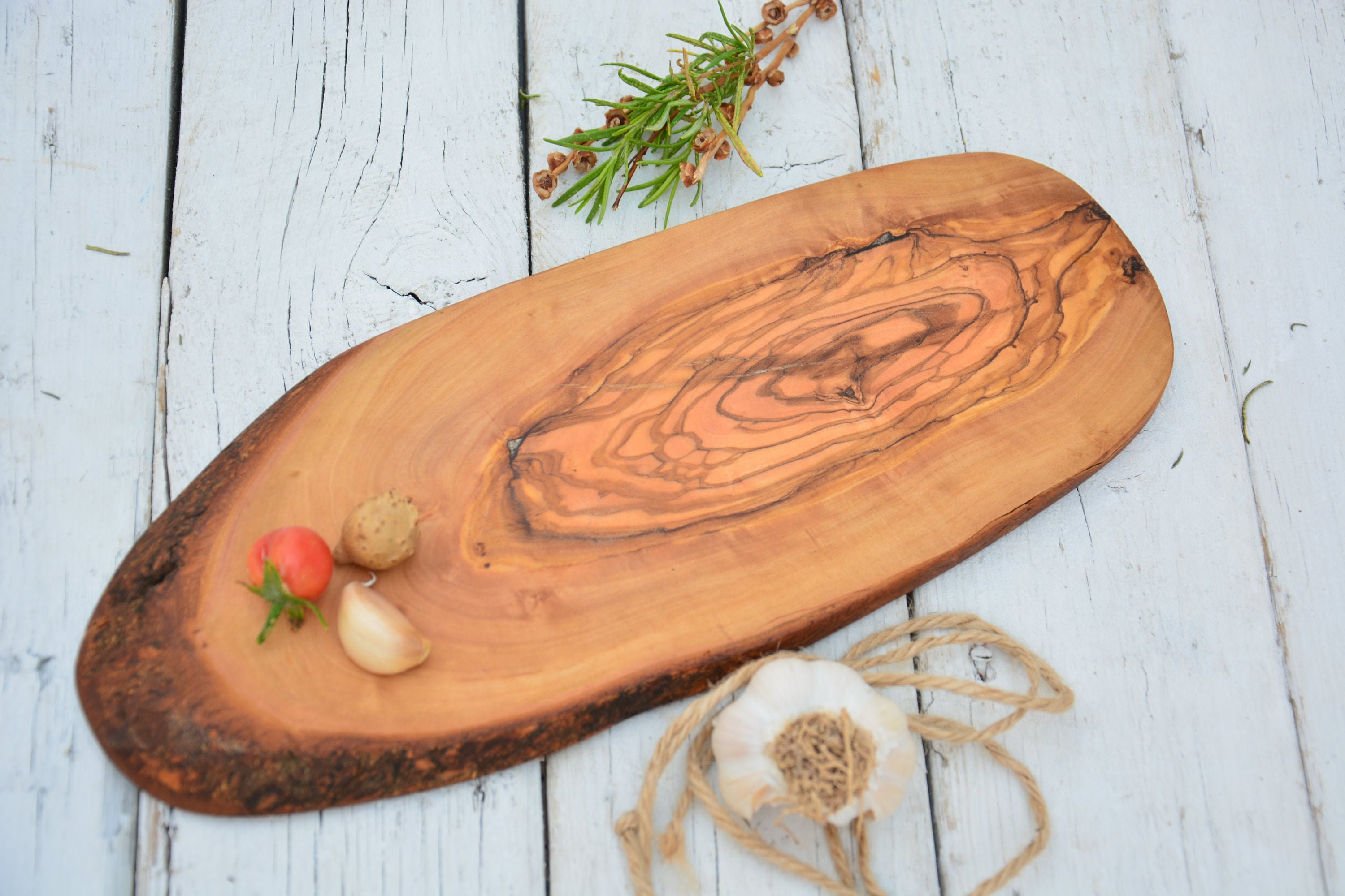 planche à découper de charcuterie, planche rustique monogrammée en bois d'olivier, cadeau mariage 50