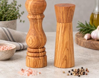 Set di 2 macina sale e pepe in legno d'ulivo, di diverse dimensioni e design, realizzati a mano, un regalo perfetto per la cucina tunisina.