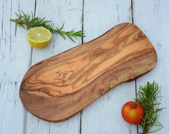 Schneidebrett aus Olivenholz: Käsebrett mit Naturkante, handgefertigt (26,5 x 12 cm)