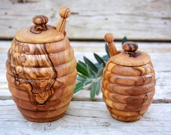 Vasetto per miele in legno d'ulivo con mestolo: design a nido d'ape, venature uniche, perfetto per servire in cucina.