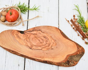 Handgefertigtes Schneidebrett aus Olivenholz: Käseplatte mit Naturrand (27,5 cm x 12 cm)