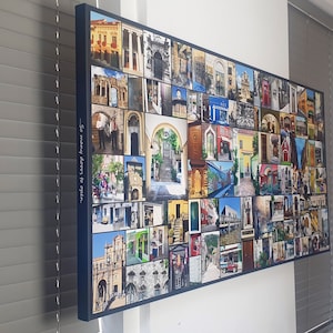Op de afbeelding: Een groot rechthoekig kunstwerk met een collage van kleurrijke deurafbeeldingen. Het kunstwerk is omlijst met een donkerblauwe rand en bevat de tekst "...So many doors to open." De afbeeldingen tonen verschillende architecturale stijlen.
