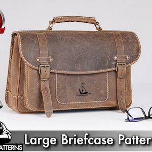 Pode incluir: Uma pasta de couro castanho com uma alça e duas correias com fivela. A pasta tem um bolso frontal e costuras brancas. A imagem também inclui o texto "Large Briefcase Patterns".