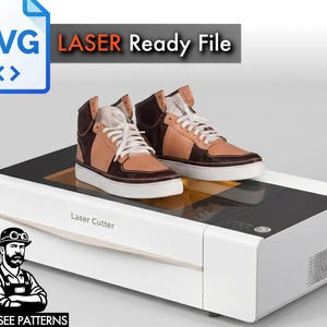 Può includere: Un paio di sneakers alte marroni, beige e bianche, con lacci bianchi, è appoggiato su un taglierina laser bianca. L'immagine include il testo "SVG Laser Ready File" e un logo con la scritta "TONY SEE PATTERNS".