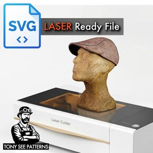 Puede incluir: Una gorra plana de cuero marrón se encuentra sobre una cabeza de papel maché, exhibida en un cortador láser. La imagen incluye el texto "SVG Laser Ready File" y un logotipo de "TONY SEE PATTERNS". El cortador láser es blanco y negro.