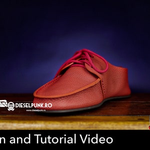 Pu&ograve; includere: Una scarpa di cuoio rosso con chiusura a lacci. La scarpa &egrave; su una superficie di legno con uno sfondo blu. Il testo "Pattern and Tutorial Video" &egrave; sotto la scarpa. C'&egrave; un pulsante "PDF Download" nell'angolo in basso a destra dell'immagine.