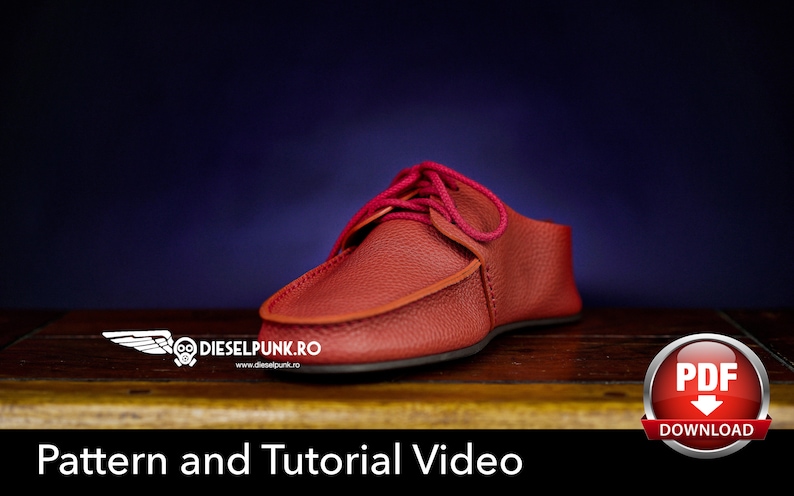 Pu&ograve; includere: Una scarpa di cuoio rosso con chiusura a lacci. La scarpa &egrave; su una superficie di legno con uno sfondo blu. Il testo "Pattern and Tutorial Video" &egrave; sotto la scarpa. C'&egrave; un pulsante "PDF Download" nell'angolo in basso a destra dell'immagine.