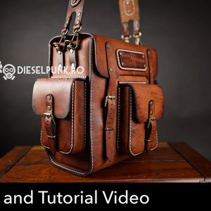 Może przedstawiać: Brązowa sk&oacute;rzana torba listonoszka z wieloma kieszeniami i klamrami. Torba ma pasek i stoi na drewnianej powierzchni. Tekst "Pattern and Tutorial Video" znajduje się na dole obrazu.