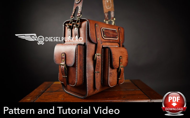 Może przedstawiać: Brązowa sk&oacute;rzana torba listonoszka z wieloma kieszeniami i klamrami. Torba ma pasek i stoi na drewnianej powierzchni. Tekst "Pattern and Tutorial Video" znajduje się na dole obrazu.