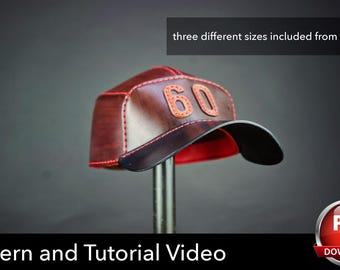 Könnte beinhalten: Eine dunkelbraune Baseballkappe aus Leder mit roten Nähten und der Zahl 60 auf der Vorderseite. Der Text three different sizes included from XS to XL und Pattern and Tutorial Video sind sichtbar. Die Kappe hat einen schwarzen Schirm.