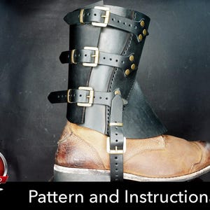 Puede incluir: Una bota de cuero marr&oacute;n con una sobrecapa de polaina de cuero negro. La sobrecapa negra est&aacute; asegurada con cuatro hebillas y correas de metal en tono lat&oacute;n, con costuras visibles en los bordes. Un icono de descarga PDF est&aacute; en la esquina.